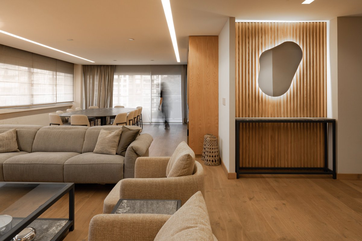 fenomeno_mx's tweet photo. Renovamos este departamento de 320m2, priorizando la carpintería en encino y la luz indirecta para proporcionar calidez, integrando detalles en granito y tela para contrastar. Al estar ubicado en esquina aprovechamos la luz natural y ventilación.
Más en: https://t.co/q1EHkYk1iy. https://t.co/Zd6lDKxnVR