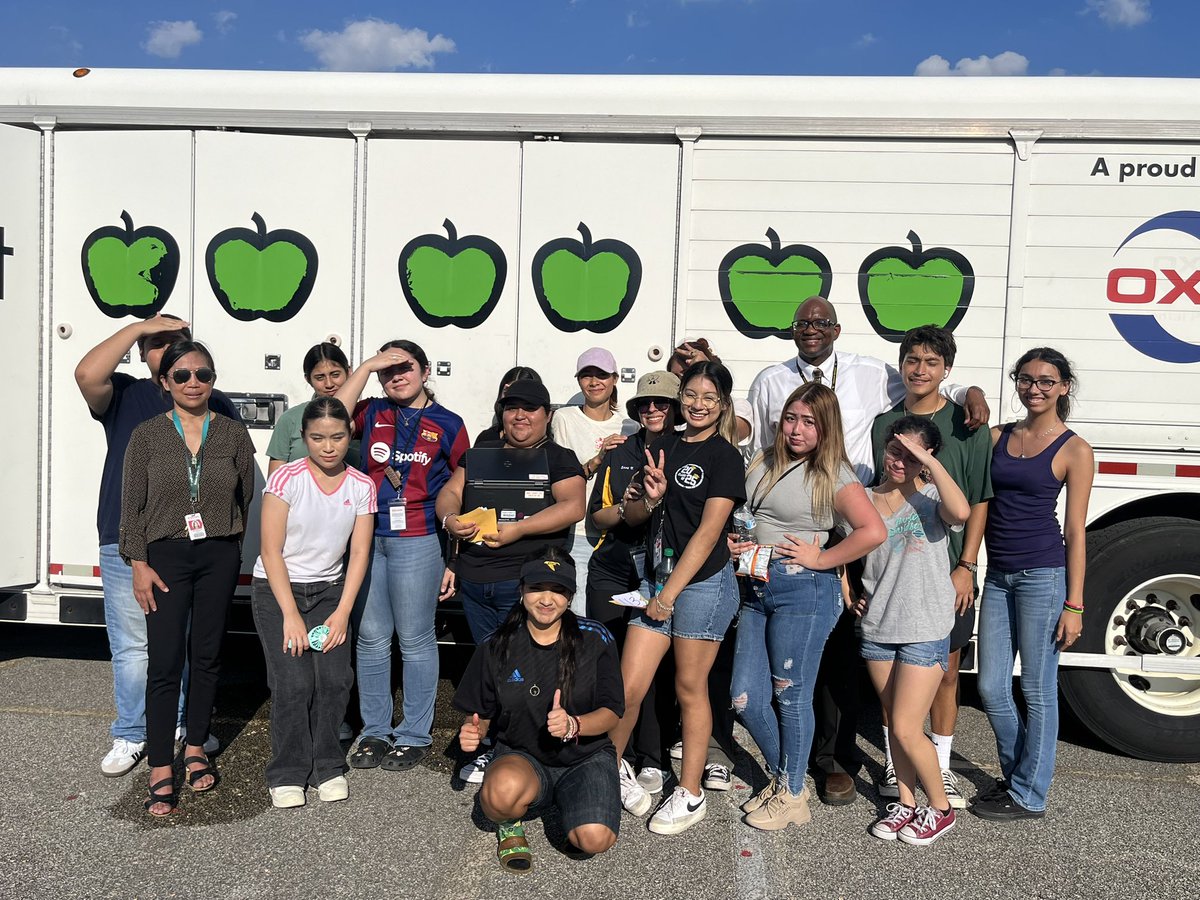 BigIkeYearbook's tweet image. Thanks to Ms. Arpino and her amazing ICEE club for assisting and serving our community as a team. #aldineimpact #bigike serves @jkmetcalf1