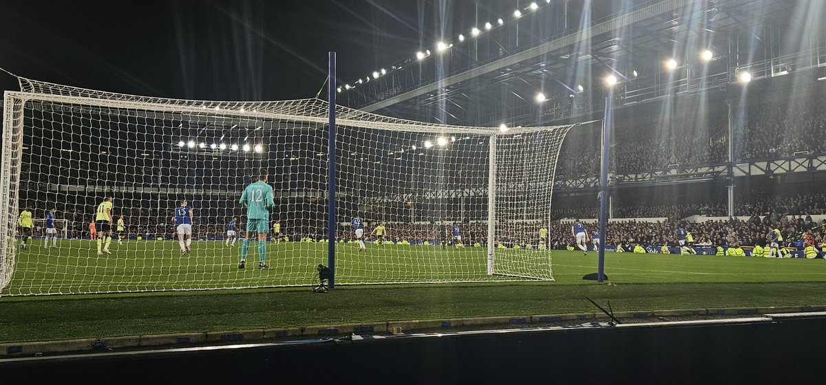 Goodison under the lights can’t be beat… too bad the team can’t beat anyone either. 

Awful performance, shocking subs. Relegation looming. #Everton