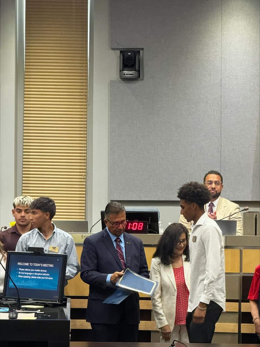 Michael Danner (@mdanner27) on Twitter photo Congratulations to Seniors Ethan Pack and Lenny Washington on being chosen as two of the Mayor's Top Teens! Taking care of business both on and off the court! Strong work, fellas! 💪💪💪
#OMHS #LetsGoKnights ⚔️ 🏀 ⚔️
<a href="/OrganMountainHS/">Organ Mountain High School</a>
@eurozerro Congratulations to Seniors Ethan Pack and Lenny Washington on being chosen as two of the Mayor's Top Teens! Taking care of business both on and off the court! Strong work, fellas! 💪💪💪
#OMHS #LetsGoKnights ⚔️ 🏀 ⚔️
<a href="/OrganMountainHS/">Organ Mountain High School</a>
@eurozerro
