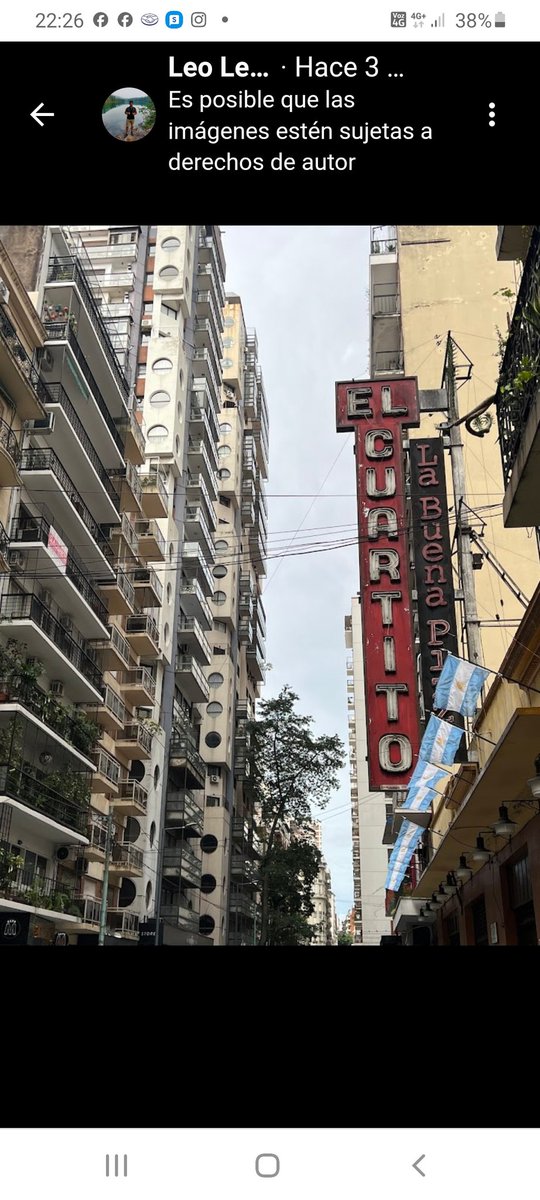 Hoy El Cuartito lleno y con más gente haciendo cola que lo habitual, comer la pizza más rica sin Kukas no tiene precio.