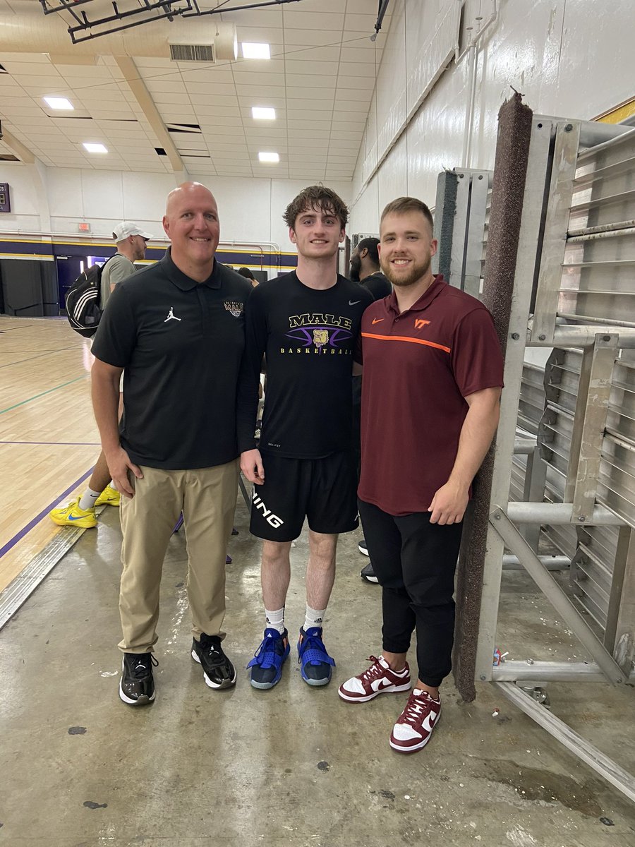 MaleHighBBall's tweet image. Just another day over at Louisville Male. Special thanks to @CoachRHamilton from @LouisvilleMBB, @BlakeWeth from @HokiesMBB, and @ky_klingsick3 from @MSUEaglesMBB for visiting, @ColeEdelen, @k3ashawn, and the @MaleHighBBall team.

#ForTheH #WeAreMaleHigh #DawgLife #WorkLeadWin