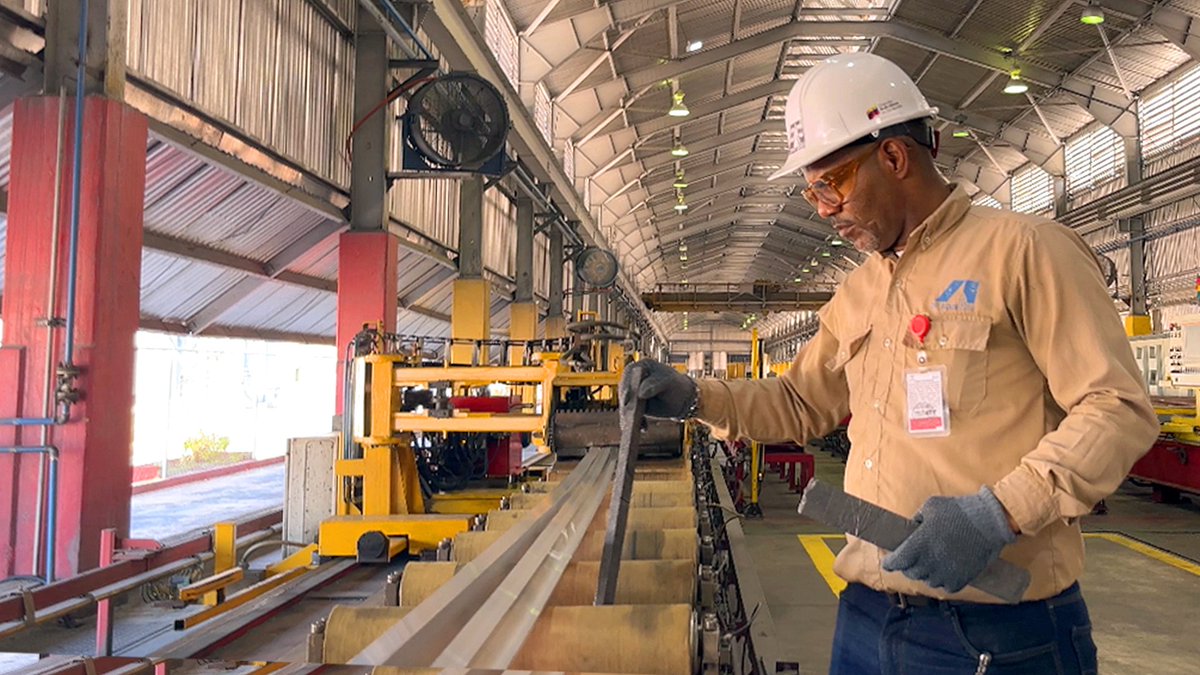 En el marco de las políticas orientadas por el Gobierno Bolivariano y junto a la clase obrera, se  fortalece #CVGAlcasa,  con el fin de impulsar la transformación del aluminio primario en productos terminados.

@nicolasmaduro
<a href="/delcyrodriguezv/">Delcy Rodríguez</a>
@hectorsilvavzla
@cvg_oficial