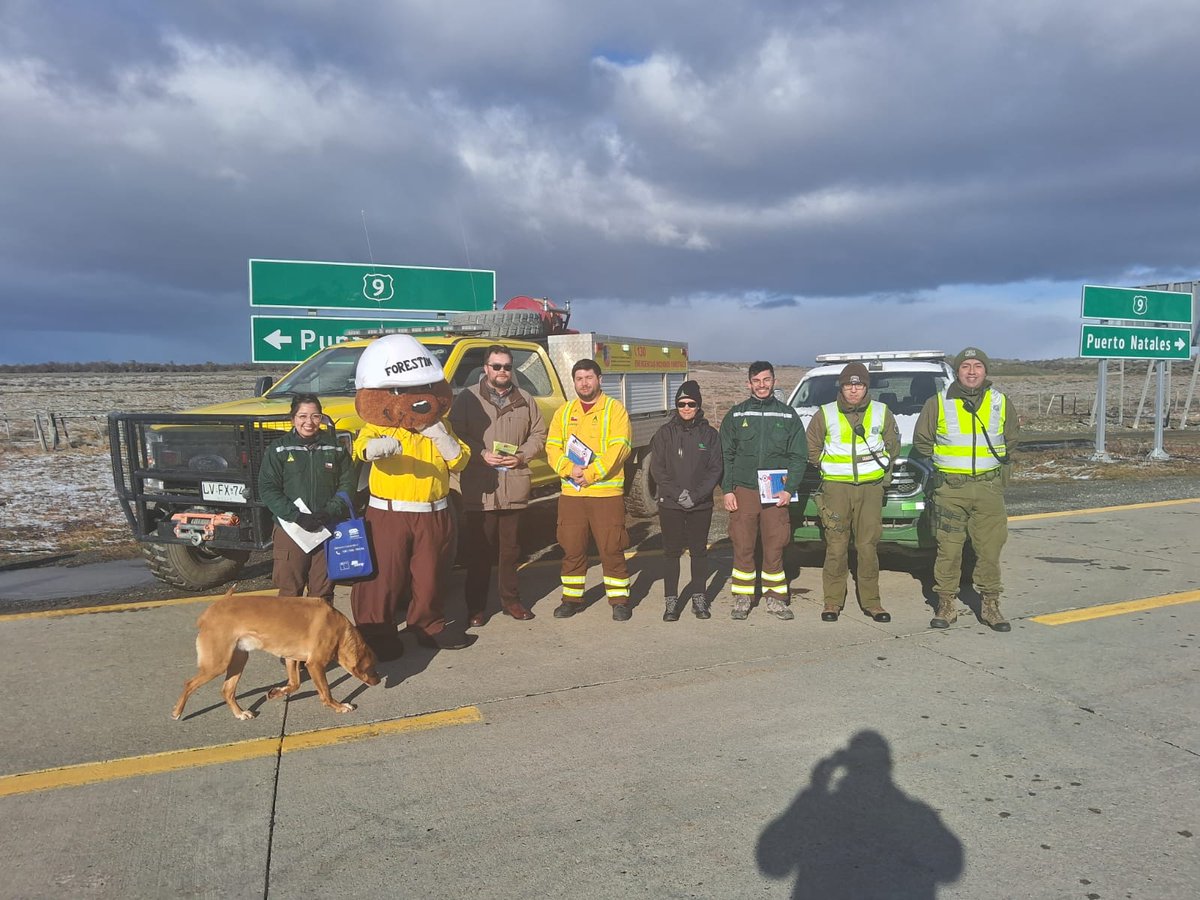 CarabMagallanes's tweet photo. Desde la Subcomisaría de @Carabdechile de #CasasViejas (F), junto con el @DPPUltEsperanza y el mítico #Forestin de @conaf_minagri de #Magallanes se realizó campaña de prevención de incendios forestales, llamando a la ciudadanía a tomar los resguardos en estas #FiestasPatrias2024 https://t.co/KogEz2jrht