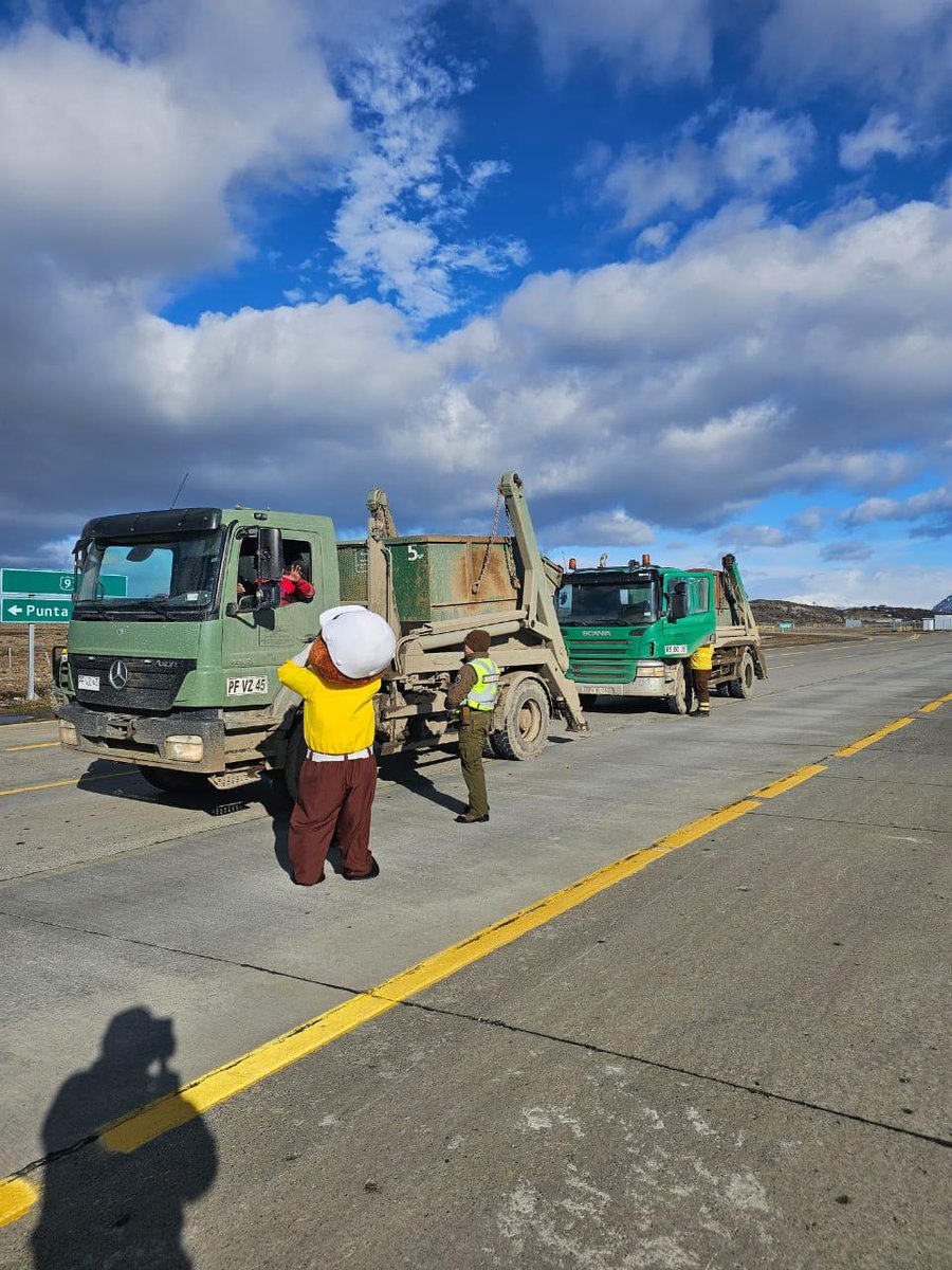CarabMagallanes's tweet photo. Desde la Subcomisaría de @Carabdechile de #CasasViejas (F), junto con el @DPPUltEsperanza y el mítico #Forestin de @conaf_minagri de #Magallanes se realizó campaña de prevención de incendios forestales, llamando a la ciudadanía a tomar los resguardos en estas #FiestasPatrias2024 https://t.co/KogEz2jrht