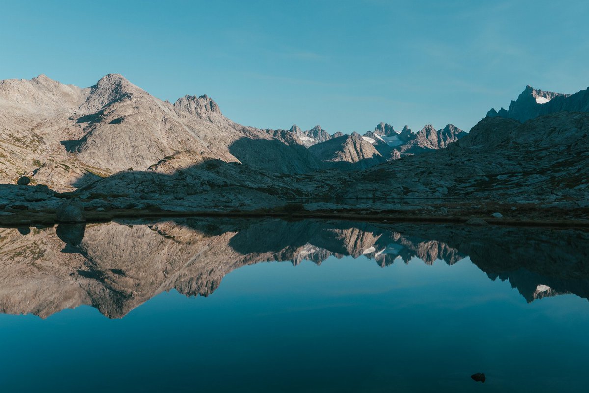 wallpaperable's tweet photo. Discover serenity at its finest in Wind River, Wyoming! This breathtaking reflection captures nature's pure beauty. Click to see more of this stunning landscape 🌄 #WyomingWonders #NatureLovers https://t.co/oz46owvVVt