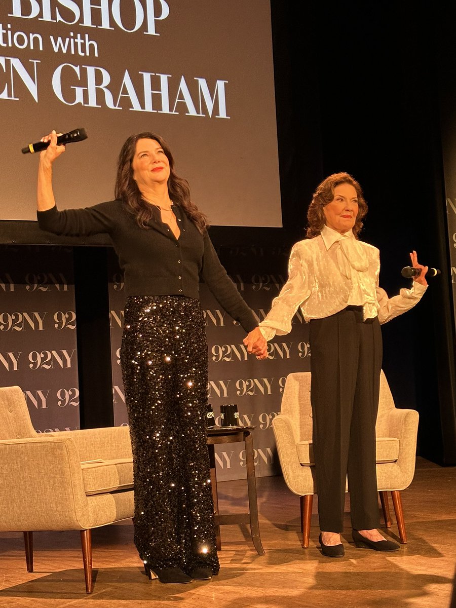 Amanda_mb's tweet photo. As if the surprise guest was @thelaurengraham tonight! So special to be there to hear her and Kelly talk about Gilmore and Kelly’s Third Gilmore Girl book!Will forever be grateful to @92ndStreetY for flying us to the event and to Meg @laurensaniston for choosing me as her +1! 🥲 https://t.co/eqlu6y0V7h