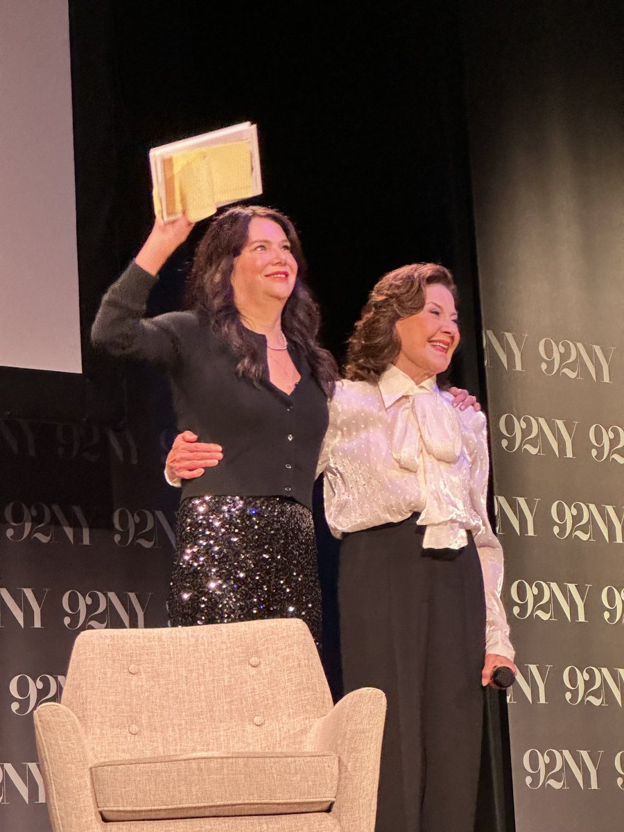 Amanda_mb's tweet photo. As if the surprise guest was @thelaurengraham tonight! So special to be there to hear her and Kelly talk about Gilmore and Kelly’s Third Gilmore Girl book!Will forever be grateful to @92ndStreetY for flying us to the event and to Meg @laurensaniston for choosing me as her +1! 🥲 https://t.co/eqlu6y0V7h