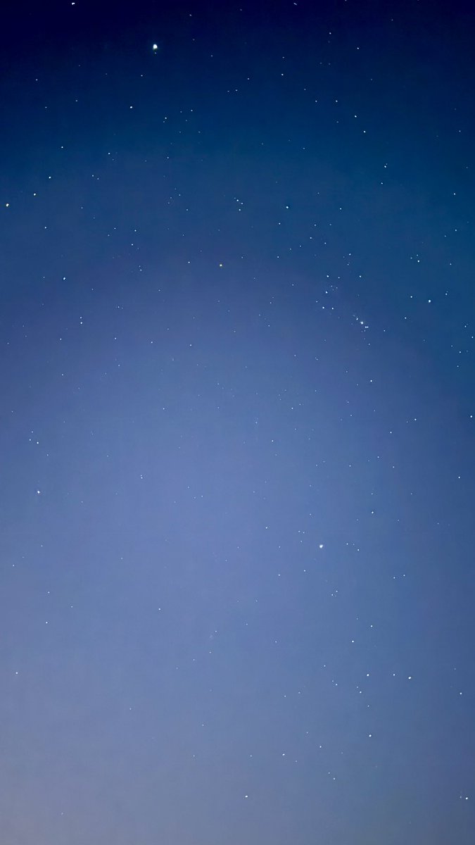 sa14lem's tweet image. تقول ويش القمر .. و اقول ويش النجوم
وتقول ويش الحسن .. و اقول فيك ابركه

من شاف وجهك و ركز في القمر قال توم
بس القمر في المجرّه وأنت في المملكه"