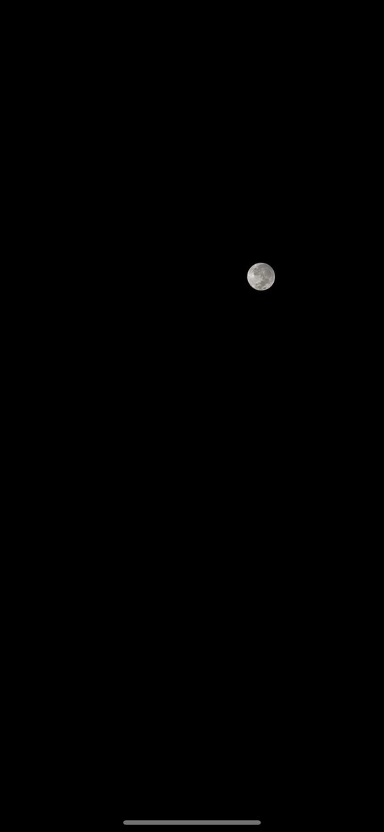 sa14lem's tweet image. تقول ويش القمر .. و اقول ويش النجوم
وتقول ويش الحسن .. و اقول فيك ابركه

من شاف وجهك و ركز في القمر قال توم
بس القمر في المجرّه وأنت في المملكه"