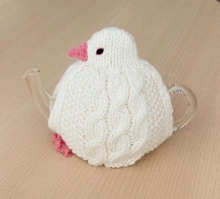 母が文鳥のティーコゼーの新作を持ってきてくれたんだけど、ずんぐり感がかわいい。
目のイメージ画像…アイリングは難易度高いけど、つけれたらうれしいな。

#nakineko #ナキネコ