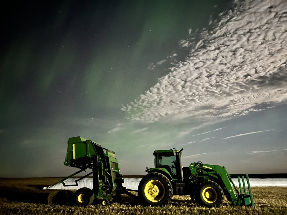 _kathperl_'s tweet photo. The Northern Lights were dancing in Southern Alberta last night💜💚 @JohnDeere https://t.co/dI8L4fixEc
