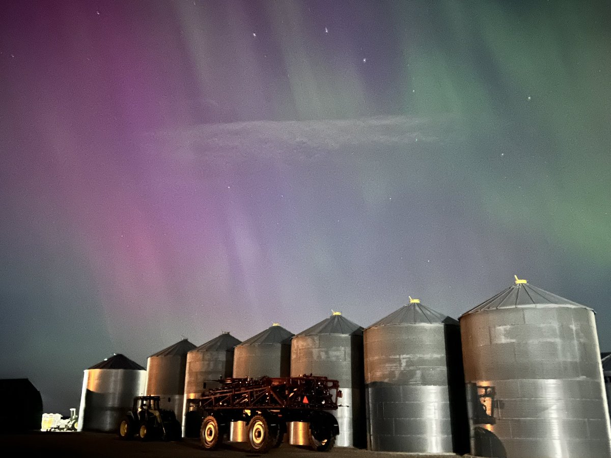 _kathperl_'s tweet photo. The Northern Lights were dancing in Southern Alberta last night💜💚 @JohnDeere https://t.co/dI8L4fixEc