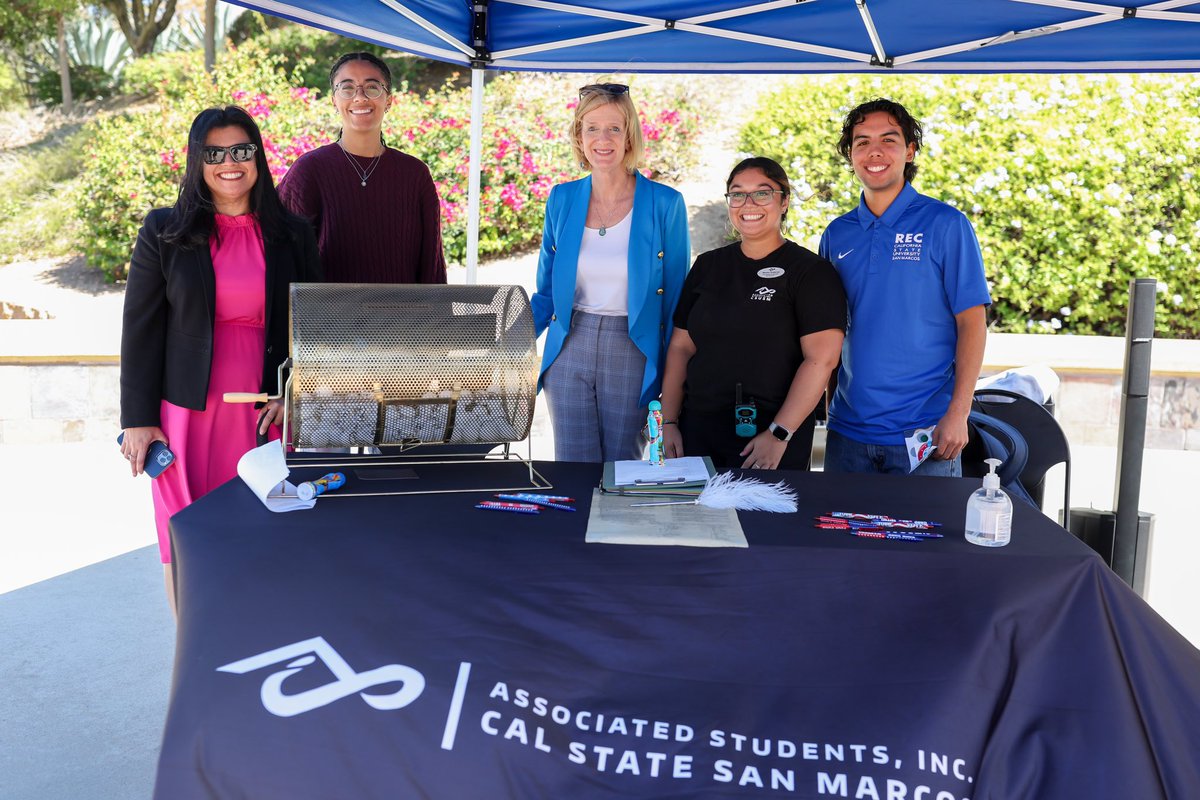 vpsadiaz's tweet image. It’s great to see our students engage civically during #NationalVoterRegistrationDay!🗳 Check your registration or register to vote today. Let’s make a difference together!