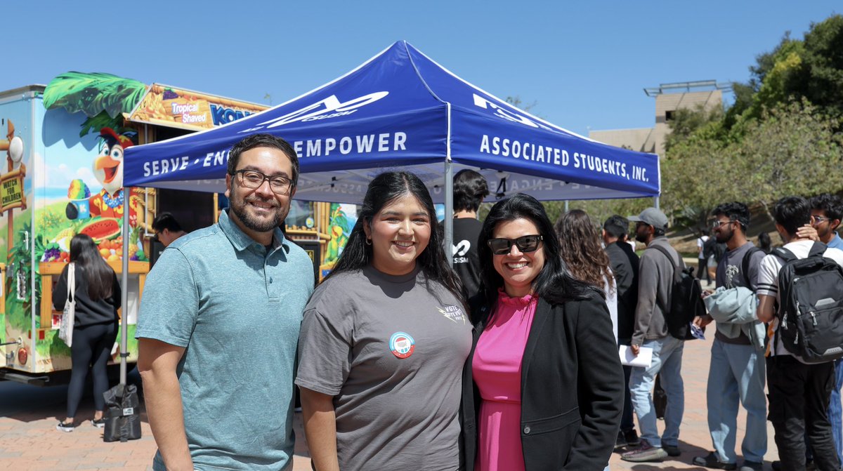 vpsadiaz's tweet image. It’s great to see our students engage civically during #NationalVoterRegistrationDay!🗳 Check your registration or register to vote today. Let’s make a difference together!
