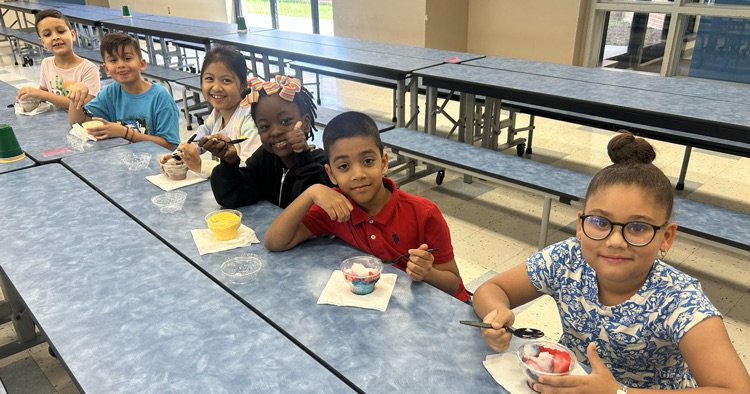 MarekElem's tweet photo. Congratulations to our summer readers for participating in the #AlvinISDReads challenge! Thank you Alvin ISD and Rollie's Frozen Custard for helping us celebrate! https://t.co/KD7RFIGGgi