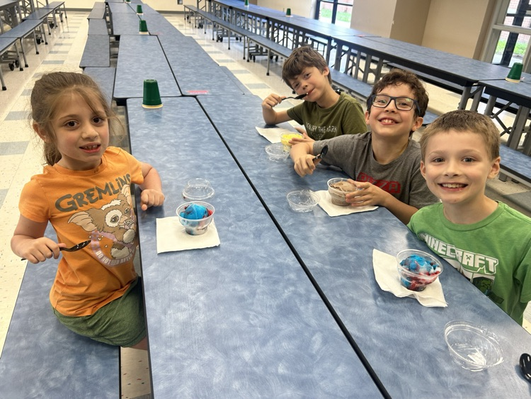 MarekElem's tweet photo. Congratulations to our summer readers for participating in the #AlvinISDReads challenge! Thank you Alvin ISD and Rollie's Frozen Custard for helping us celebrate! https://t.co/KD7RFIGGgi
