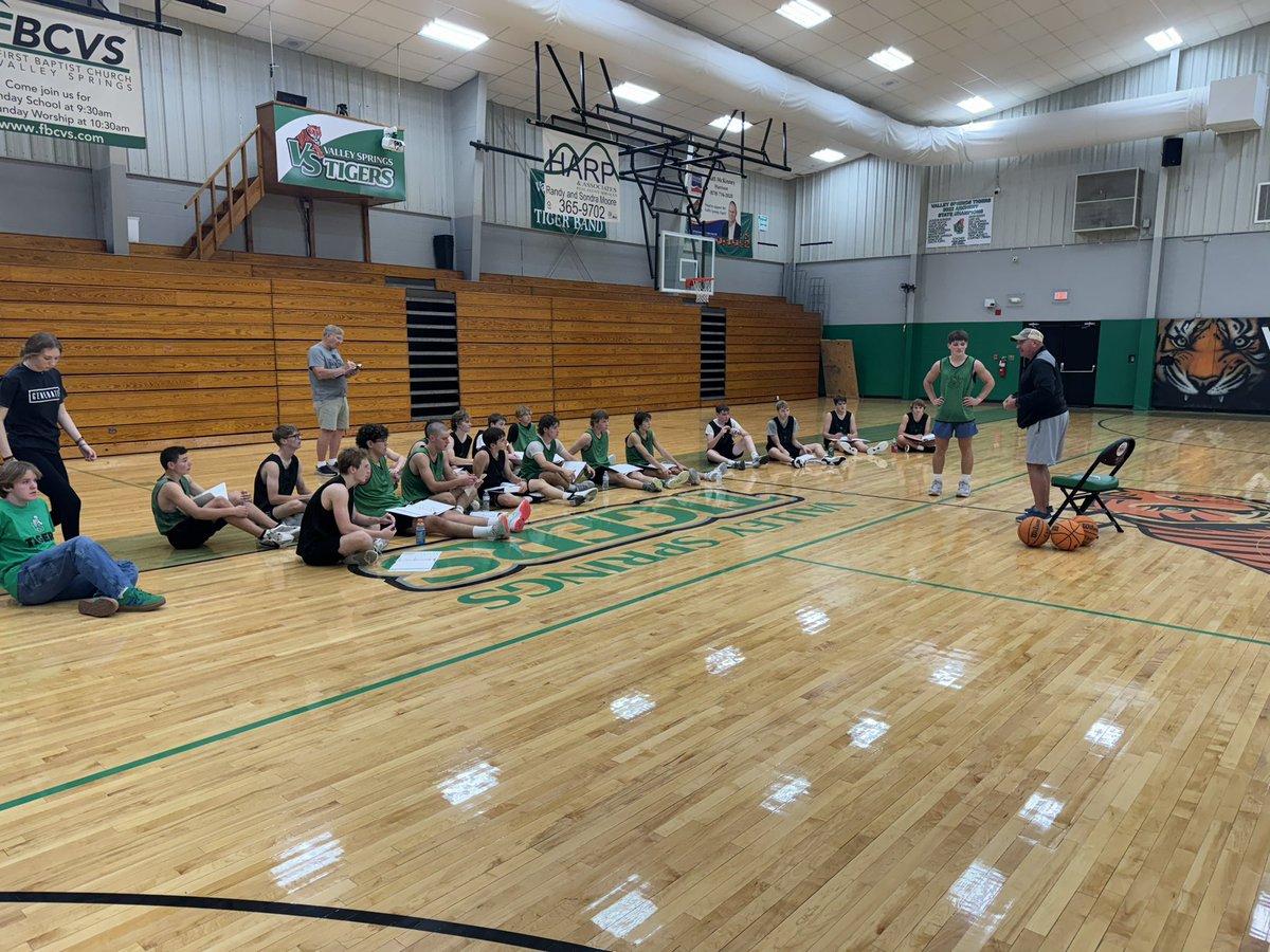 VSTigersMBB's tweet photo. Thank you to 2007 State Champion Coach Kevin Osnes for spending the morning with Valley Springs Basketball and investing in our program! “It’s not the will to win, but the will to prepare to win that matters” https://t.co/OMxsEWPTJu