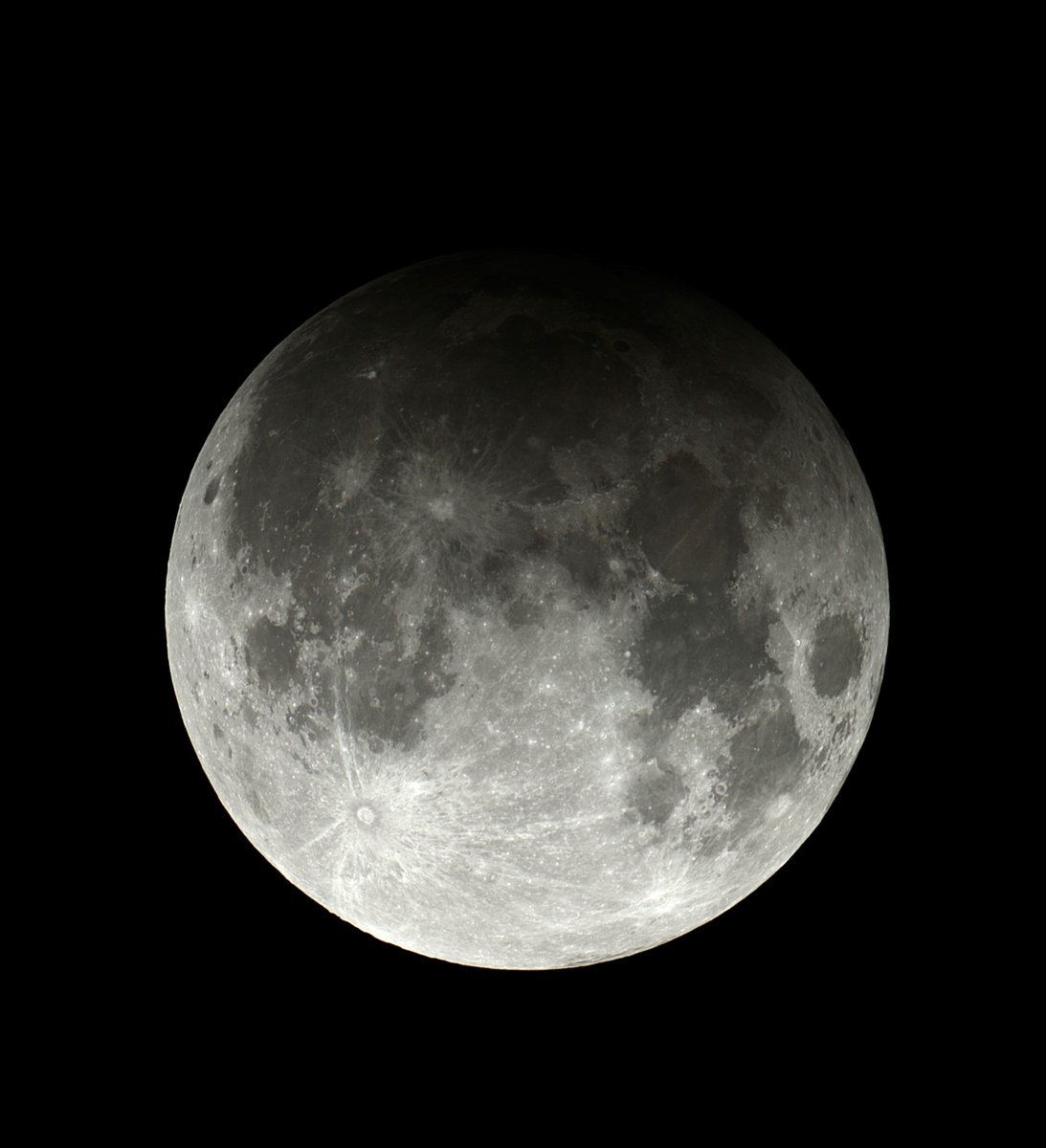 dyerobservers's tweet photo. It's rather cloudy here, but the water-puffed menaces parted at 9:04pm local time, allowing Dr. Billy to get this great shot!
#lunareclipse #eclipse #drbillyteets #dyerobservatory https://t.co/eO08kxRzaA