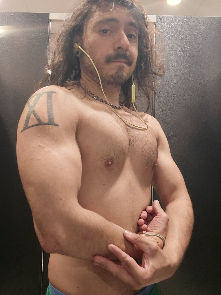 JoeyBright999's tweet photo. Its over for yall now that I've discovered the close grip bench press 🔥 #mantitty https://t.co/4V714Igkfa