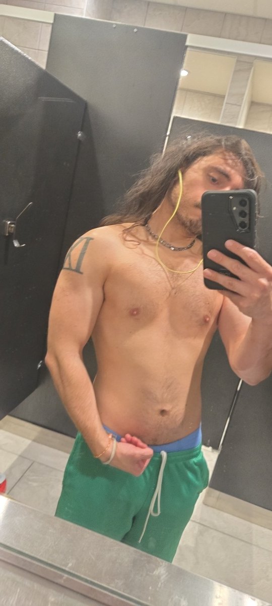 JoeyBright999's tweet photo. Its over for yall now that I've discovered the close grip bench press 🔥 #mantitty https://t.co/4V714Igkfa