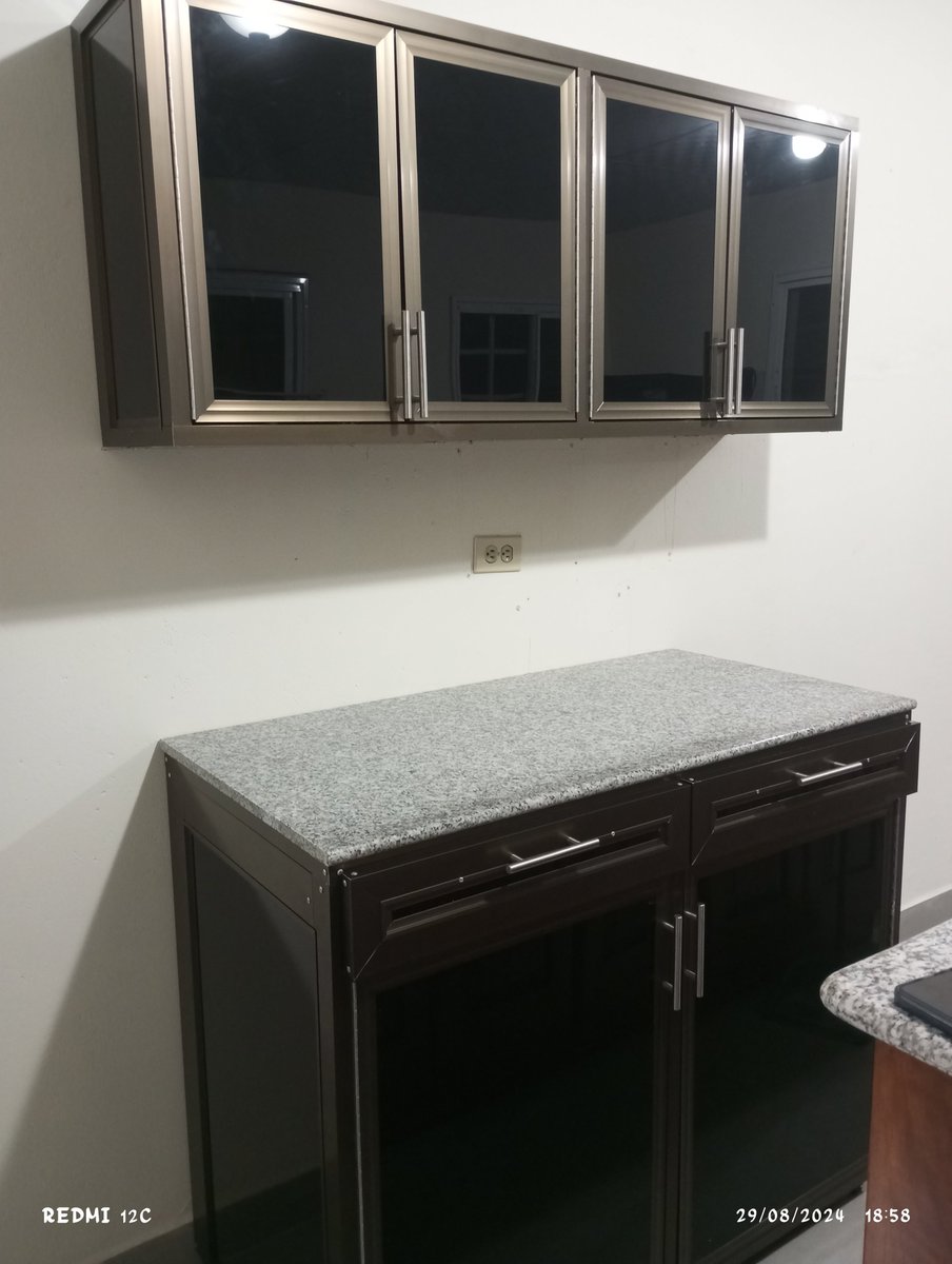 Mueble de cocina en aluminio y acrílico.
