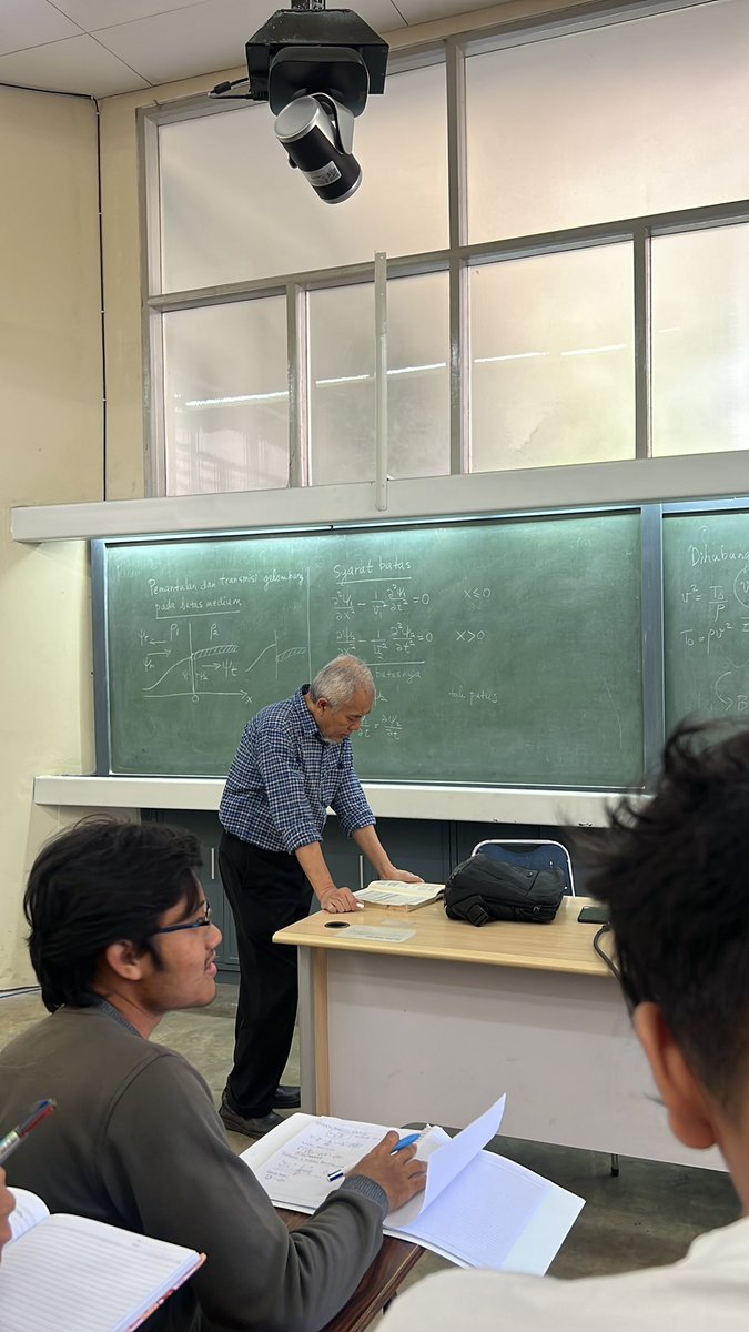 *lagi belajar mata kuliah Gelombang
*tiba-tiba gempa

dosen: “gelombangnya kecil”
