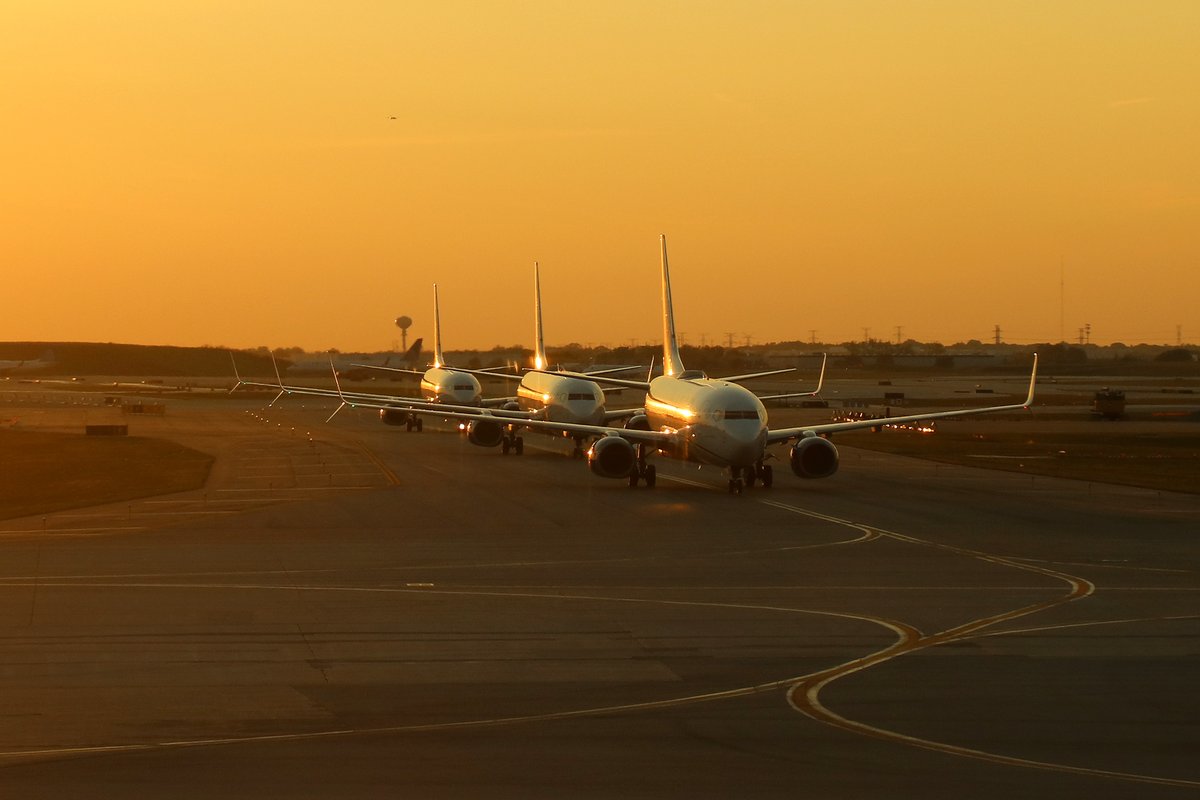 thegreatzo's tweet photo. Planespotting at ORD, pt 3/3:

* United 787-10 (the plane I am currently on)
* United A320 (Retro Livery)
* American Eagle / Air Wisconsin CRJ-200
* Sunset at O'Hare https://t.co/AHrBdSHe6b