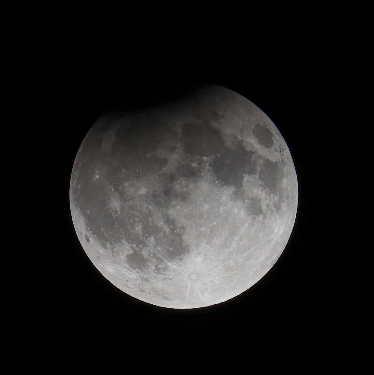 Moon to Earth: Hey, you're blocking my light!
#LunarEclipse #Supermoon #FullMoon