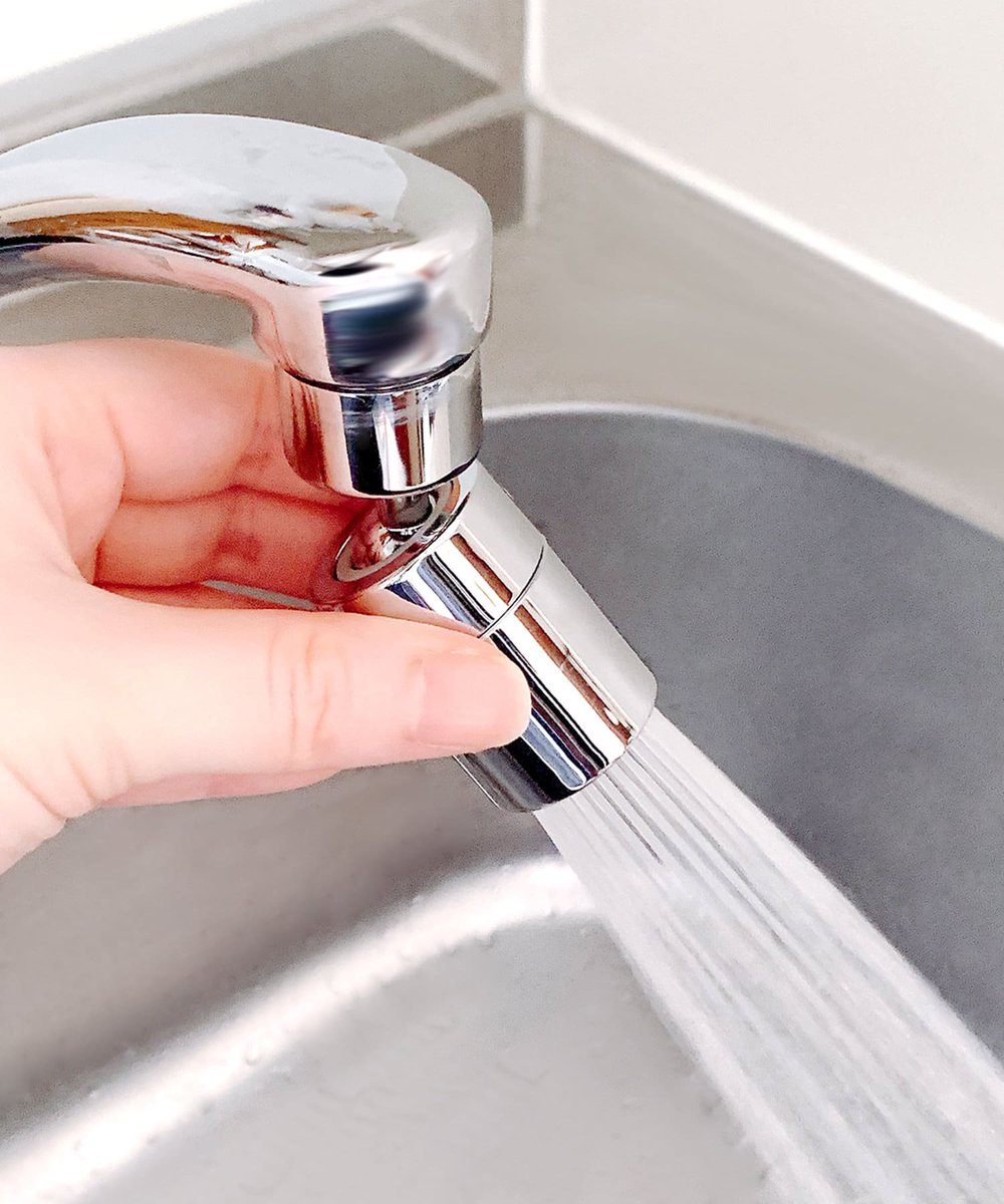 NEW＊ 切り替え蛇口シャワーヘッド 800円（税込880円） 角度調整が可能で、食器洗いやシンク掃除に便利！ヘッド部分を回すことでシャワーとストレートの2種類の水流を切り替えられます。  ▽商品詳細はこちらから https://t.co/Y9Vk7YCzH1 #3COINS