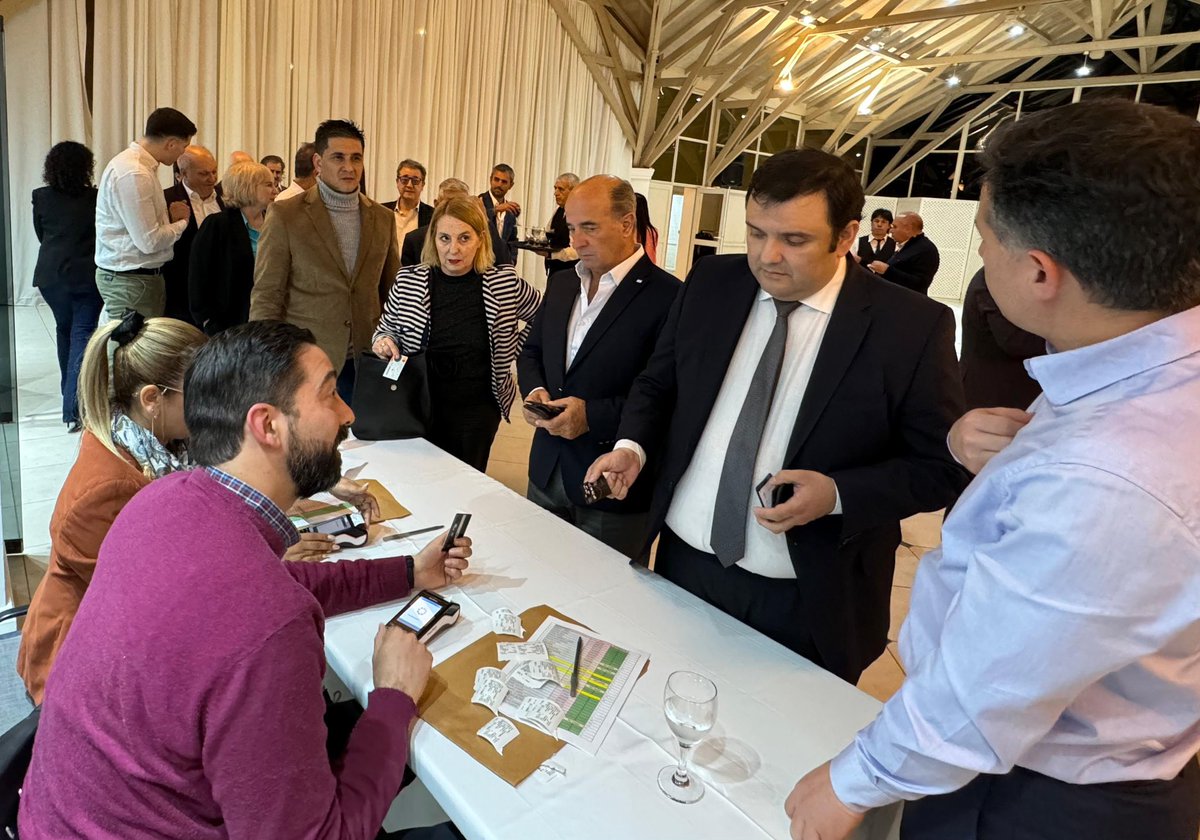 Antes de ingresar a la cena en la Quinta de Olivos, pagamos. Fin.