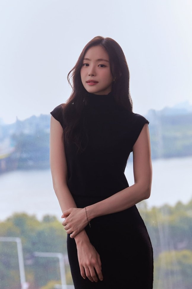 tang__kira's tweet photo. Son Naeun inget, dulu dia gasabar pengen cepat tumbuh dewasa.

Namun begitu beranjak dewasa dan sekarang udah 30 tahun, rasanya jadi nano-nano.

Ada kalanya juga Son Naeun merasa resah dengan image yang harus ia tunjukkan di industri hiburan.

Walaupun begitu, Son Naeun paham betul kalau ia harus melakukan sesuatu sesuai dengan kemampuannya. 

"Ada banyak variabel di industri ini. Oleh karenanya, aku jalani semaksimal mungkin sesuai dengan kemampuanku."