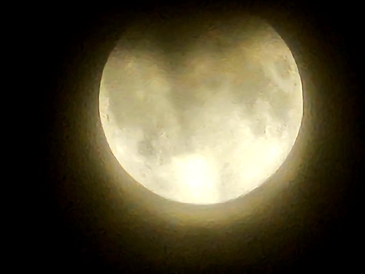 IrSterq's tweet photo. Lunar eclipse tonight from Manhattan @LeeGoldbergABC7 #LunarEclipse https://t.co/RBoys9CTtH
