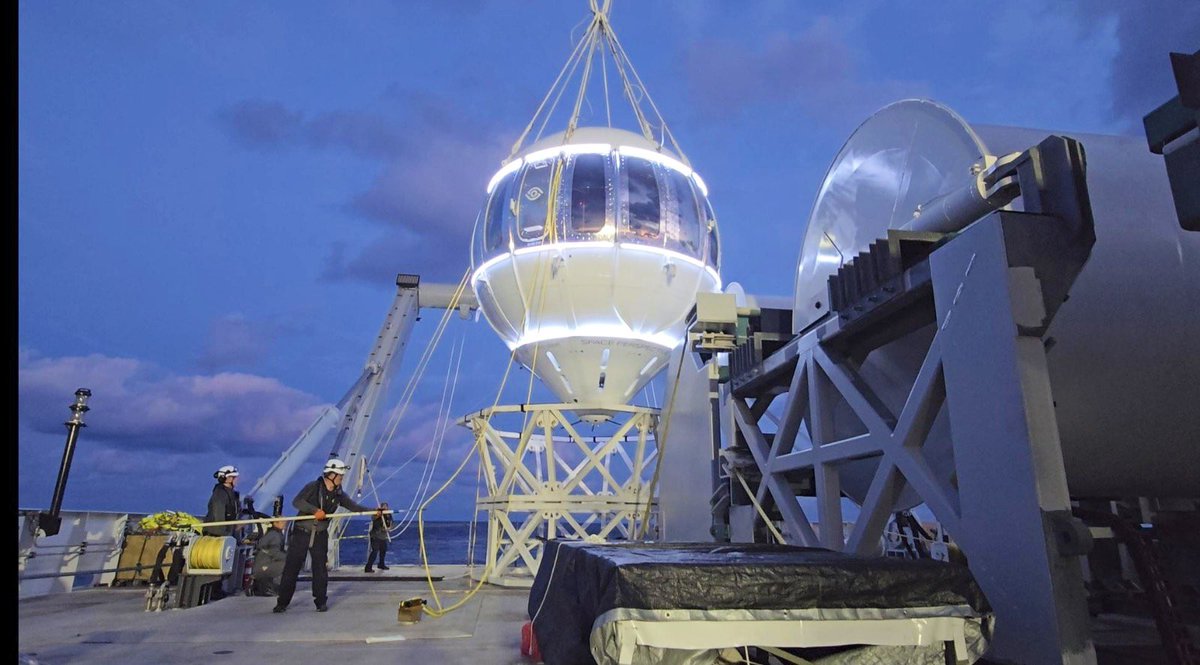 RichLightShed's tweet image. Just before launch Neptune capsule resting on Voyager ship off Florida coast @SpacePerspectiv