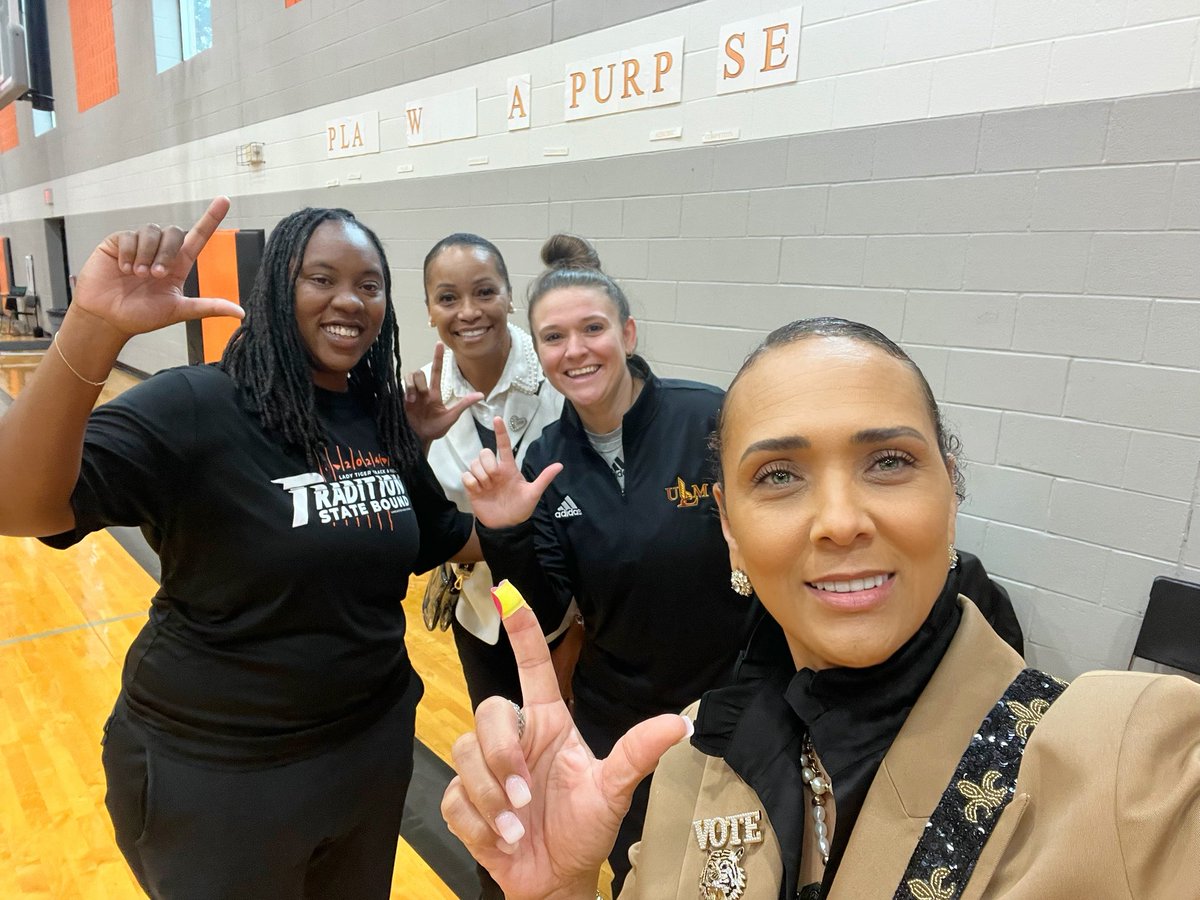 akperera's tweet photo. From the courts of @ULM_WBB (#StillNLU) ๐ and @SouthernMissWBB to the camera ๐ธ โฆ as former D1 ballers we still know how to strike a pose! ๐โจ #Sisterhood #HoopsForLife
@drcasscarr @Coach_LHoward https://t.co/brDzN9G9AJ