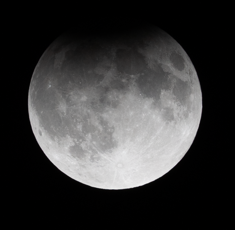 Alw122001's tweet photo. Partial lunar eclipse tonight, the eclipse is kind of lame but the pictures are nice https://t.co/tGjUvwYfoG
