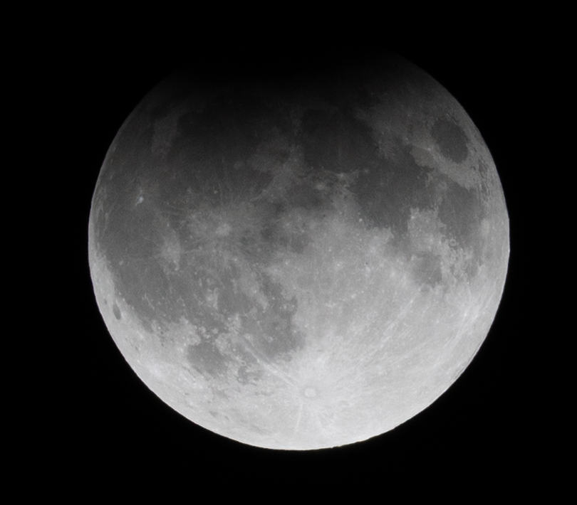 Alw122001's tweet photo. Partial lunar eclipse tonight, the eclipse is kind of lame but the pictures are nice https://t.co/tGjUvwYfoG