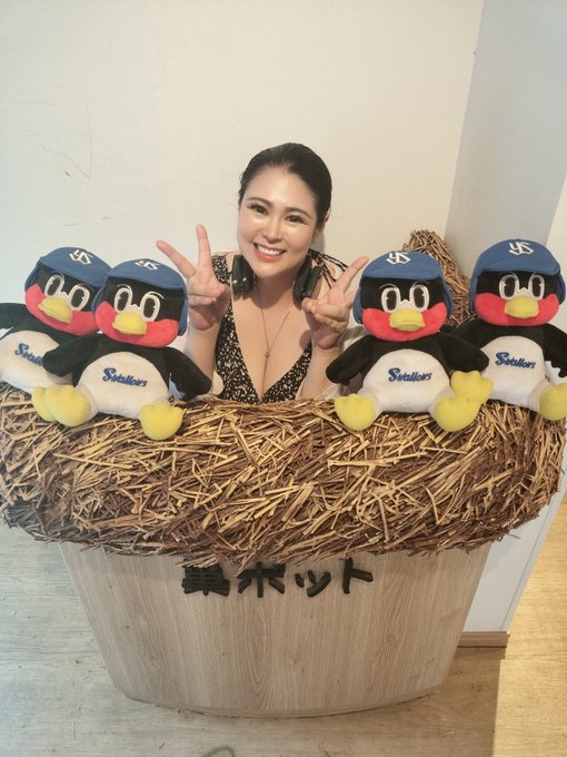 なかなかチケット取れないのでドラゴンズのファンクラブをアップグレードしようと応募したら見事に落選😭  絶望&hellip;😱  燕派に寝返るぞ〜！？ &hellip;ウソです。 ごめんなさい。  来季もドラゴンズ応援するよ🐨 そして、来季は優勝✨🥇🏆✨  引退する選手の話とかネガティブな話は今はちょっとしたくない！