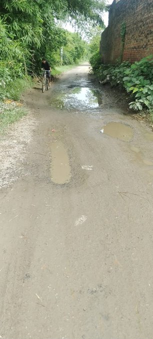 Akshukla7398's tweet photo. जनपद श्रावस्ती में इकौना भिनगा मार्ग पर भोजपुर - मनोहरापुर संपर्क मार्ग पूर्णतया ध्वस्त है जगह जगह गड्ढे में तब्दील सड़क पर राहगीर गिर कर चोटहिल हो रहे हैं ! 
सड़क की मरम्मत / पुनर्निर्माण कराया जाना निवेदित है ! @CMOfficeUP @myogioffice @dmshravasti @CDOShravasti https://t.co/Ycu8inWutW