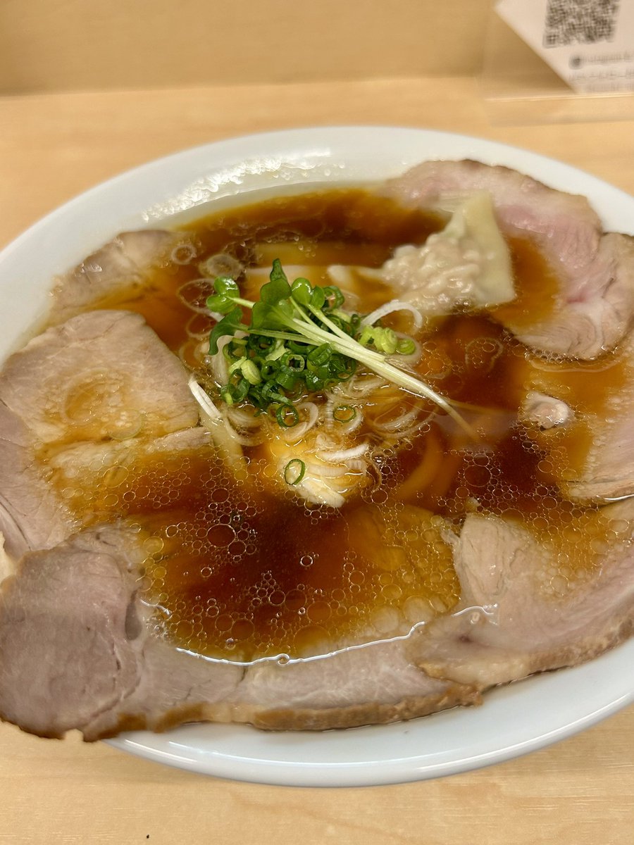 runnerDaibar's tweet photo. 手打ち麺処 好き酒師／武蔵新田

醤油チャーシューメン
ひき肉生姜ご飯

うひょーーっ‼️
めっちゃ美味ーーーーい😍💕💕

キリッと立った芳醇な醤油に
奥深い旨みがじわじわくるスープ😋

特徴的な極太麺は表面ツルツルで
噛むともっちりと弾力があり最高🍜

肉感を残しつつ柔らかなチャーシュー

ひき肉生姜ご飯
カレーの風味もありご飯が進むやつ
スープ投入でさらにウマウマ〜❤️

大満足でご馳走さまでした🙏