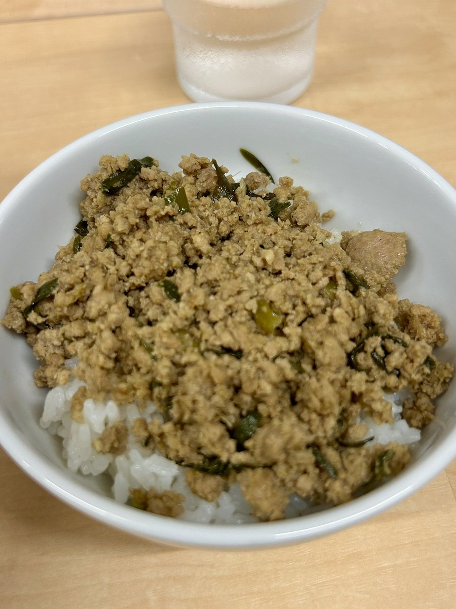 runnerDaibar's tweet photo. 手打ち麺処 好き酒師／武蔵新田

醤油チャーシューメン
ひき肉生姜ご飯

うひょーーっ‼️
めっちゃ美味ーーーーい😍💕💕

キリッと立った芳醇な醤油に
奥深い旨みがじわじわくるスープ😋

特徴的な極太麺は表面ツルツルで
噛むともっちりと弾力があり最高🍜

肉感を残しつつ柔らかなチャーシュー

ひき肉生姜ご飯
カレーの風味もありご飯が進むやつ
スープ投入でさらにウマウマ〜❤️

大満足でご馳走さまでした🙏
