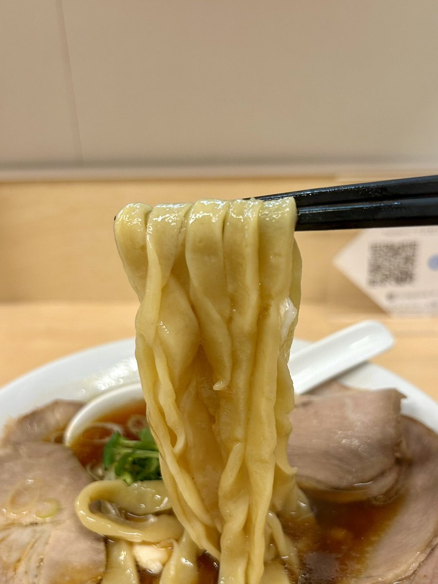 runnerDaibar's tweet photo. 手打ち麺処 好き酒師／武蔵新田

醤油チャーシューメン
ひき肉生姜ご飯

うひょーーっ‼️
めっちゃ美味ーーーーい😍💕💕

キリッと立った芳醇な醤油に
奥深い旨みがじわじわくるスープ😋

特徴的な極太麺は表面ツルツルで
噛むともっちりと弾力があり最高🍜

肉感を残しつつ柔らかなチャーシュー

ひき肉生姜ご飯
カレーの風味もありご飯が進むやつ
スープ投入でさらにウマウマ〜❤️

大満足でご馳走さまでした🙏