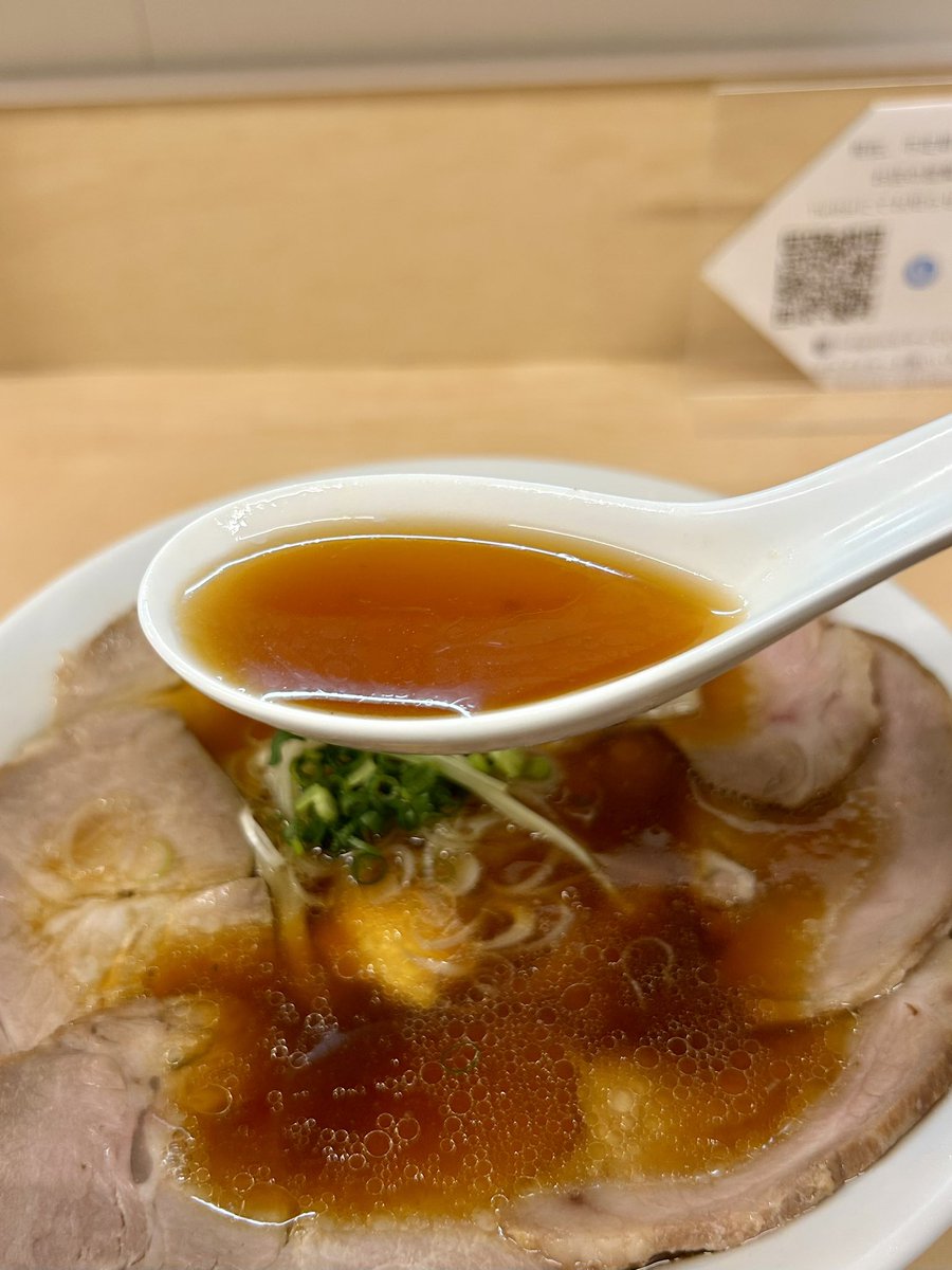 runnerDaibar's tweet photo. 手打ち麺処 好き酒師／武蔵新田

醤油チャーシューメン
ひき肉生姜ご飯

うひょーーっ‼️
めっちゃ美味ーーーーい😍💕💕

キリッと立った芳醇な醤油に
奥深い旨みがじわじわくるスープ😋

特徴的な極太麺は表面ツルツルで
噛むともっちりと弾力があり最高🍜

肉感を残しつつ柔らかなチャーシュー

ひき肉生姜ご飯
カレーの風味もありご飯が進むやつ
スープ投入でさらにウマウマ〜❤️

大満足でご馳走さまでした🙏