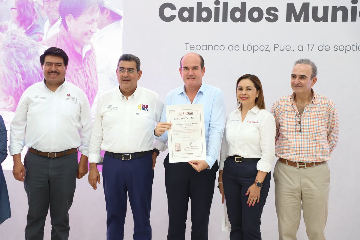 Está tarde en el recién inaugurado Auditorio de “San Andres Cacaloapan”, en Tepanco; la dip. <a href="/JocelynOLMx/">Jocelyn Olivares</a> D25 y <a href="/fersanchezsasia/">Fernando Sánchez Sasia</a> D24; recibimos un reconocimiento por parte del gobernador <a href="/SergioSalomonC/">Sergio Salomón</a>. Ambos dejamos el cargo al término de la #LXILegislatura del <a href="/CongresoPue/">H. Congreso de Puebla</a>.