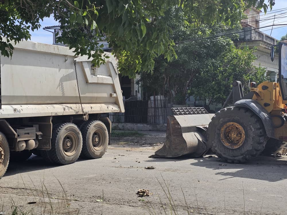 El OSDE Labiofam en la higienización, embellecimiento y cambio de imagen de la Avenida Vento, como parte de las acciones de apadrinamiento al Consejo Popular Santo Suárez en el municipio Diez de Octubre.#AgriculturaCubana #Cuba  <a href="/MinagCuba/">Ministerio de la Agricultura de Cuba</a> <a href="/YdaelB/">Ydael Pérez Brito</a> <a href="/LuisMonteroMus1/">Luis Montero Mustelier</a> <a href="/RamnMonte1/">José Ramón Monteagudo Ruiz</a>