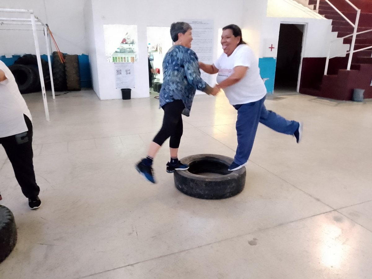 RiversNikyta's tweet photo. La Profra. Melina Rivera realiza entrenamiento para trabajar resistencia, fuerza y fortalecer piernas y equilibrio en el Adulto Mayor en el polivalente "Cuatro Vientos" Ixtapaluca, en conjunto con la fundacion @FAHHdeporte #SemáforoDeportivo🚦 https://t.co/Yw1nTZ2e61