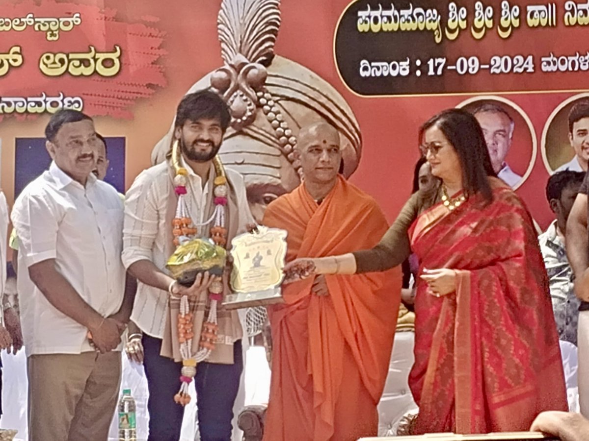 ActorSanath's tweet photo. Blessed & honoured ❤️ #Srinagar #Ambaresh statue inaugural #NirmalanandanathaSwamiji
Thank you 🙏 #sumalthaambareesh #abhishekambaresh #dboss #ShivarajKumar #sudeep #yash #Dhruvasarja #sanath #actorsanath https://t.co/Lf5vTxUt1O