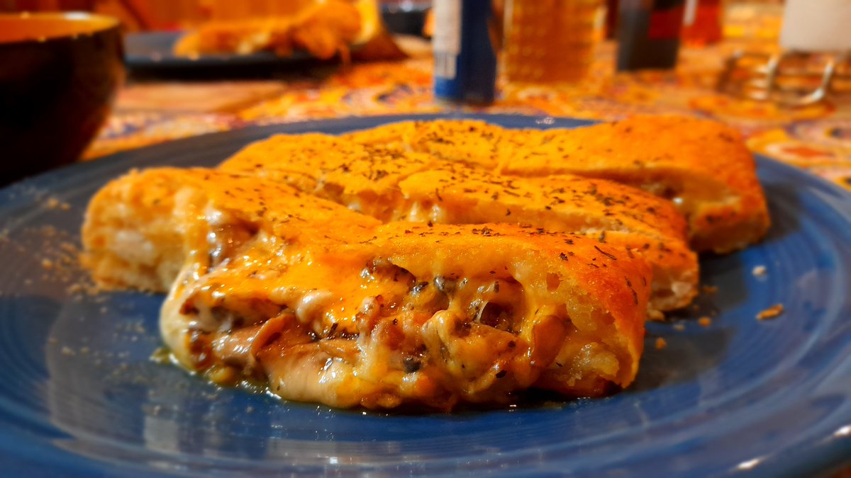 This mushroom garlic cheesy bread is the most delicious thing I've made this month!! 😋🍄🧄🧀