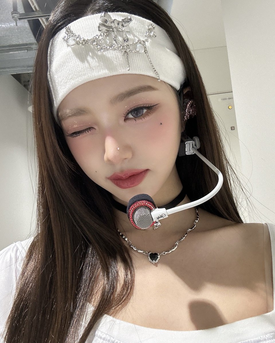 luvwy04's tweet photo. 이런 미친 헤어밴드 셀카 왔다🤤🤤🤤🤤 https://t.co/AzP1GswMmZ