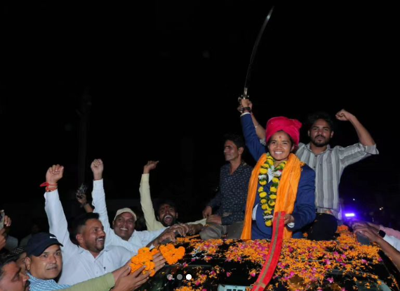 ISHsportsmedia's tweet image. Double Paralympic medalist #PreethiPal 

एक रास्ता खोजो और उस पर विचार करो। 
उसी विचार को जीवन बना लें। 
उसी के बारे में सोचे, उसी का सपना देखे, दिमाग, मांसपेशियों, नसों और अपने शरीर के हर अंग को उस विचार से भर दो। 
किसी दूसरे विचार के बारे में न सोचें। 
सफलता का यही रास्ता है।